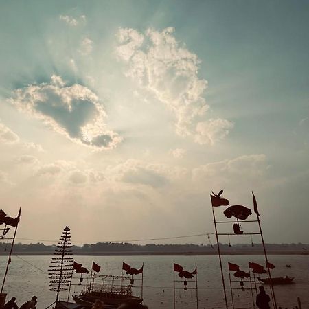 Tandon Lodge On The Ganga Ghat Homestay Varanasi Esterno foto