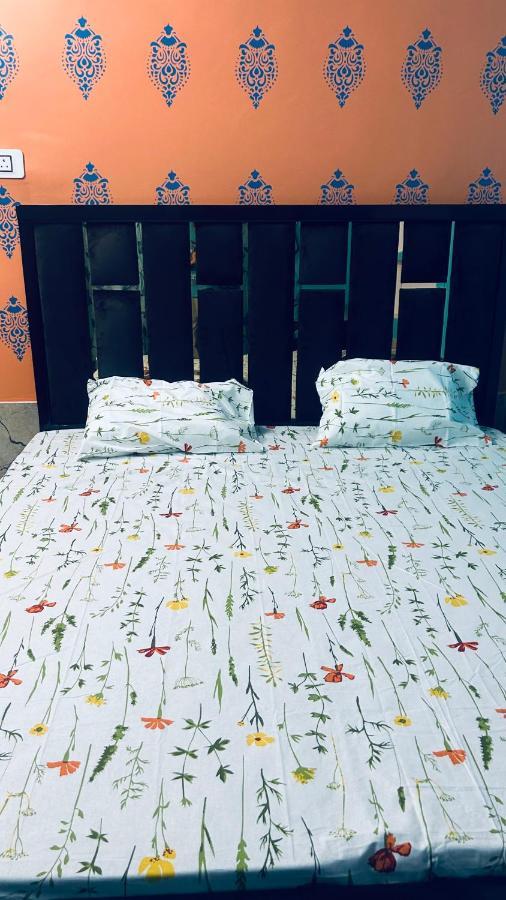 Tandon Lodge On The Ganga Ghat Homestay Varanasi Esterno foto