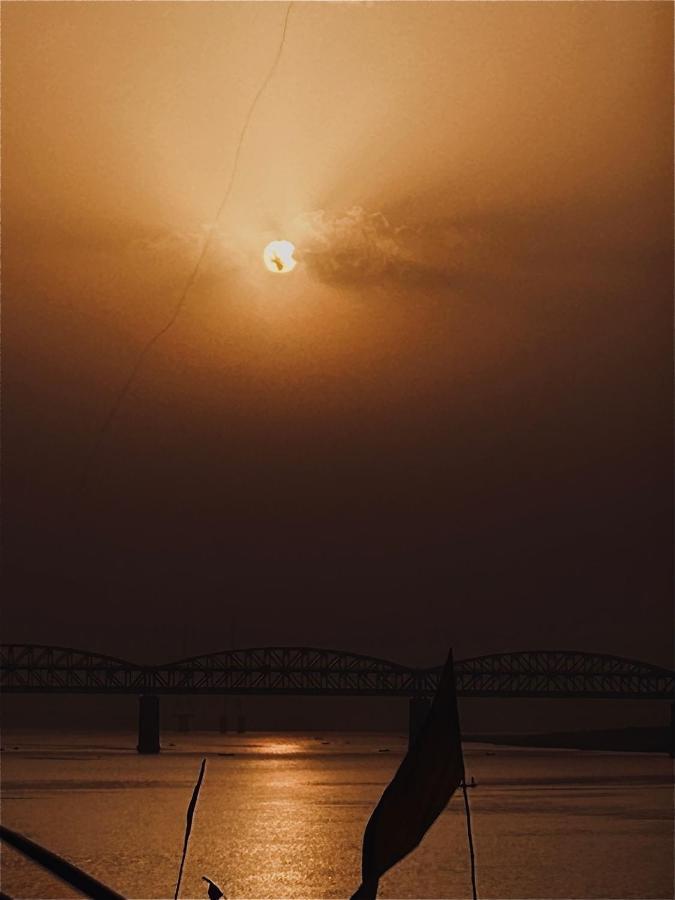 Tandon Lodge On The Ganga Ghat Homestay Varanasi Esterno foto