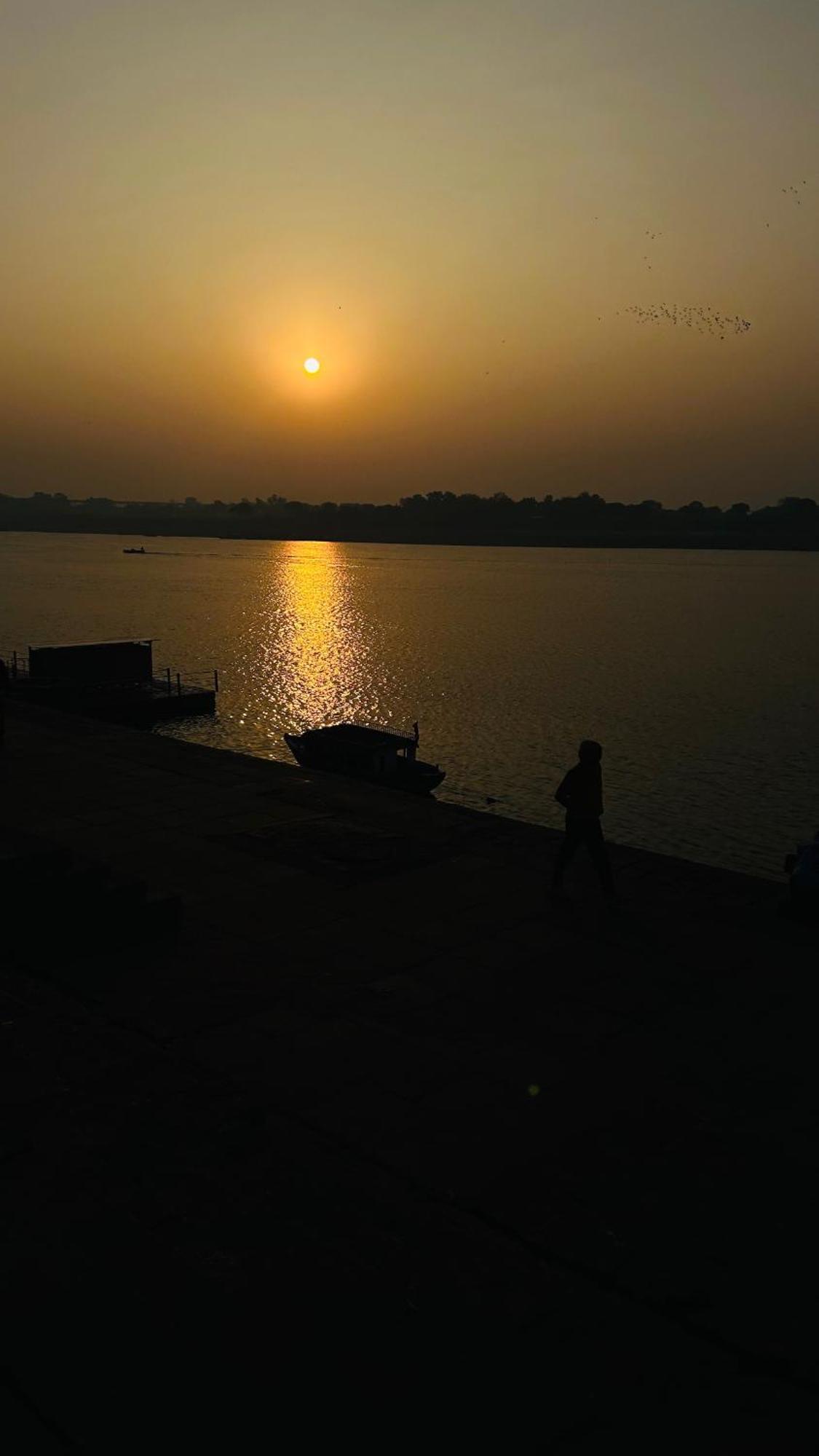 Tandon Lodge On The Ganga Ghat Homestay Varanasi Esterno foto