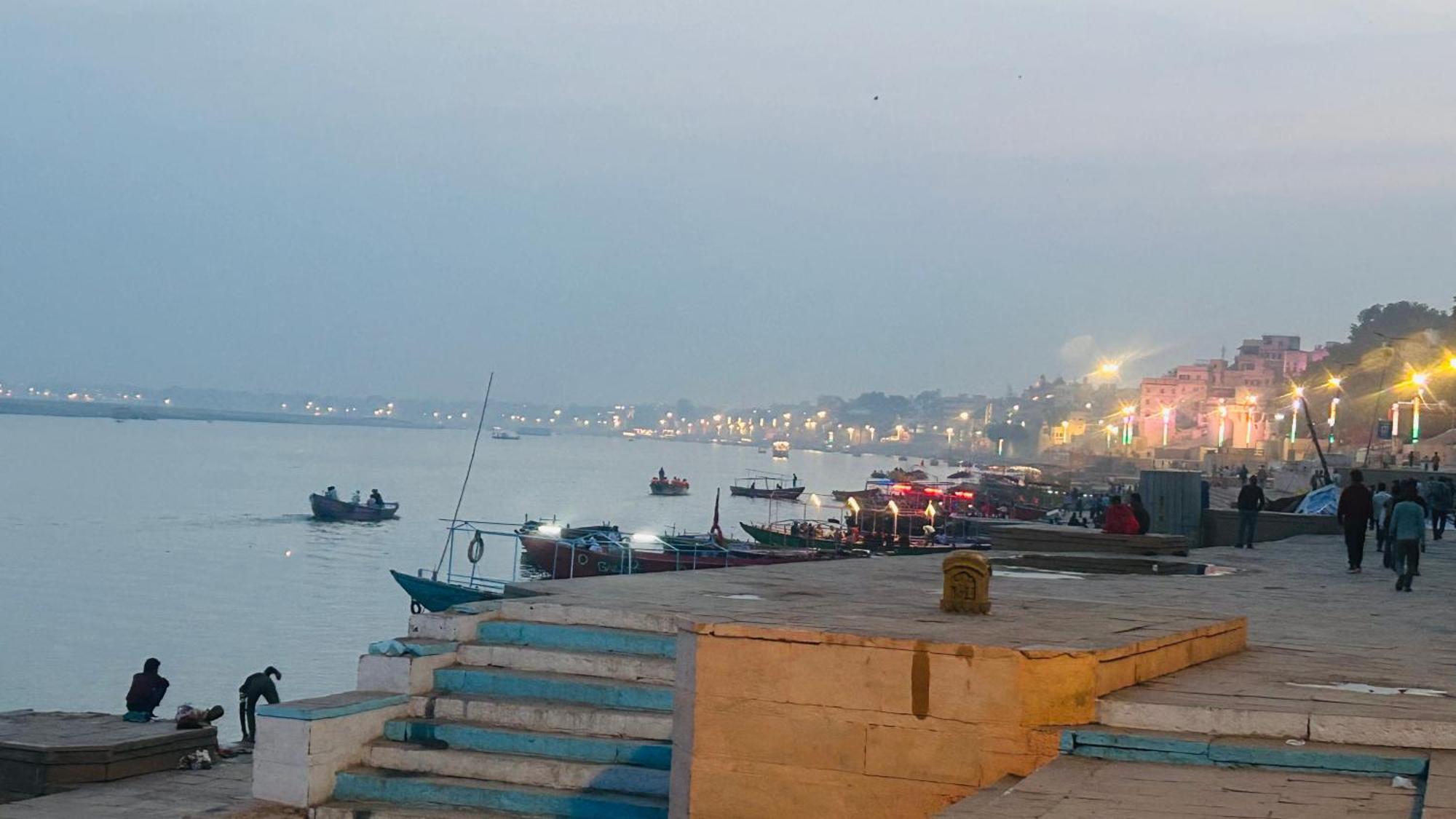 Tandon Lodge On The Ganga Ghat Homestay Varanasi Esterno foto