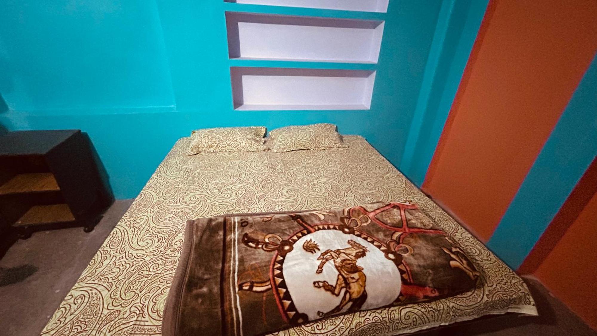 Tandon Lodge On The Ganga Ghat Homestay Varanasi Esterno foto