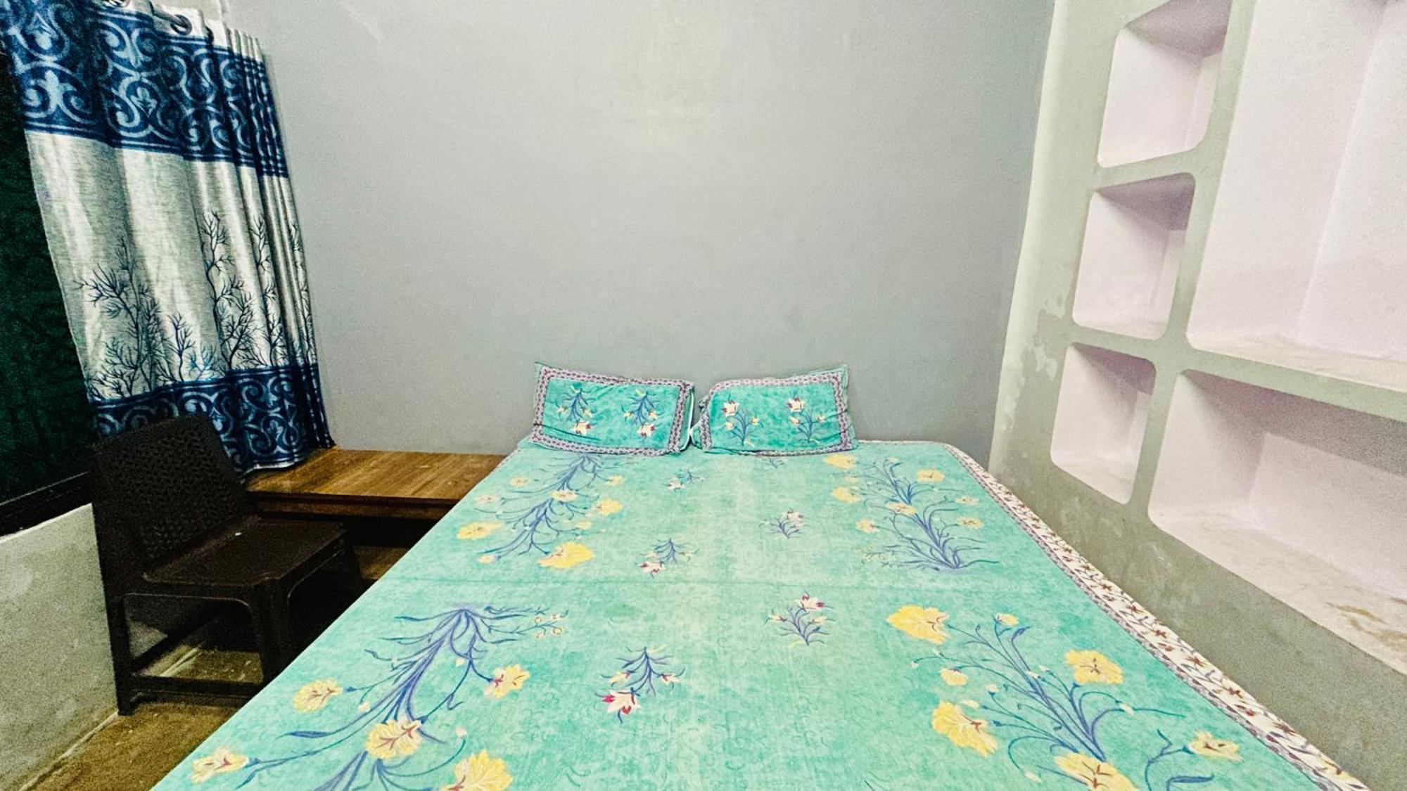 Tandon Lodge On The Ganga Ghat Homestay Varanasi Esterno foto