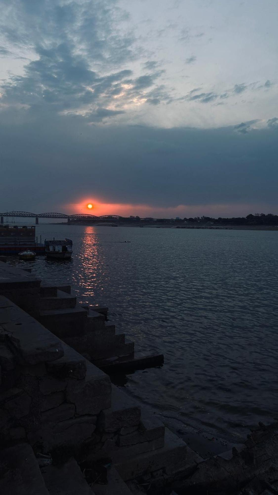 Tandon Lodge On The Ganga Ghat Homestay Varanasi Esterno foto